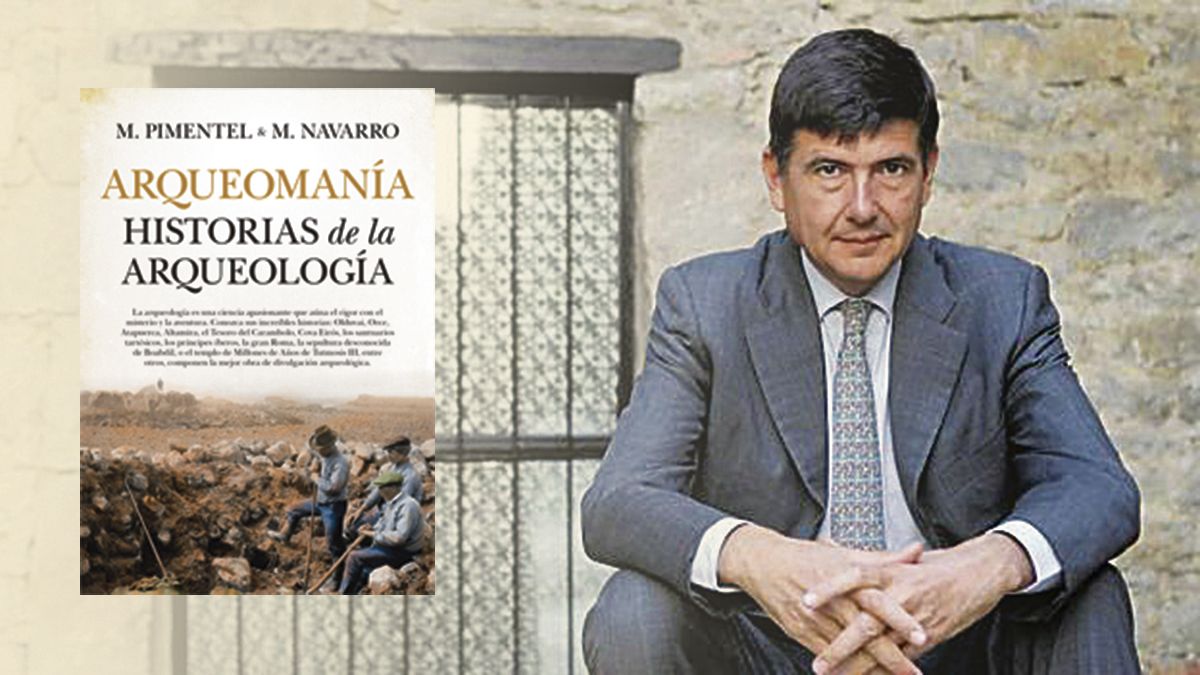 El ex ministro y ahora escritor Manuel Pimentel y el libro que este lunes presentará en León.