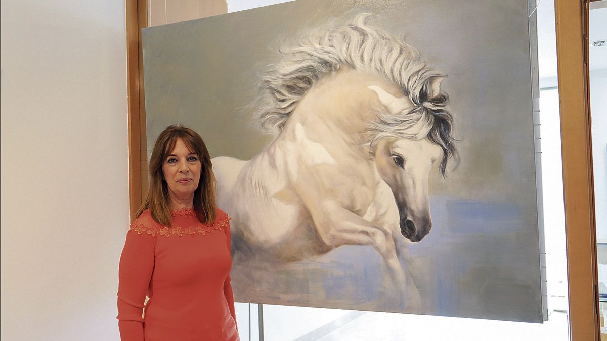 Lucía Condes Pizarro ante uno de los cuadros que se exponen en la galería Alemi. | VICENTE GARCÍA