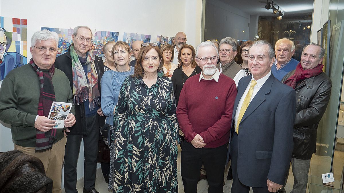 Los pintores con el público asistente a la inauguración en la galería de arte Alemi. | VICENTE GARCÍA