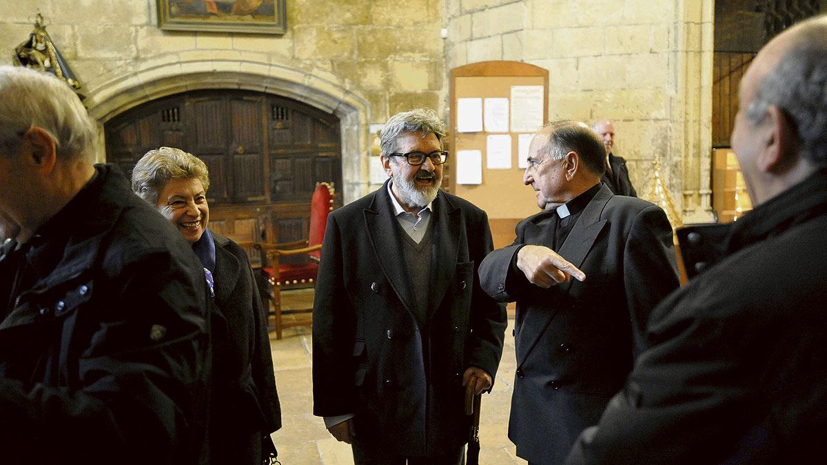El pintor Pablo Gago recibido por el dean Antonio Trobajo el 28 de octubre de 2015 en la Catedral. | DANIEL MARTÍN