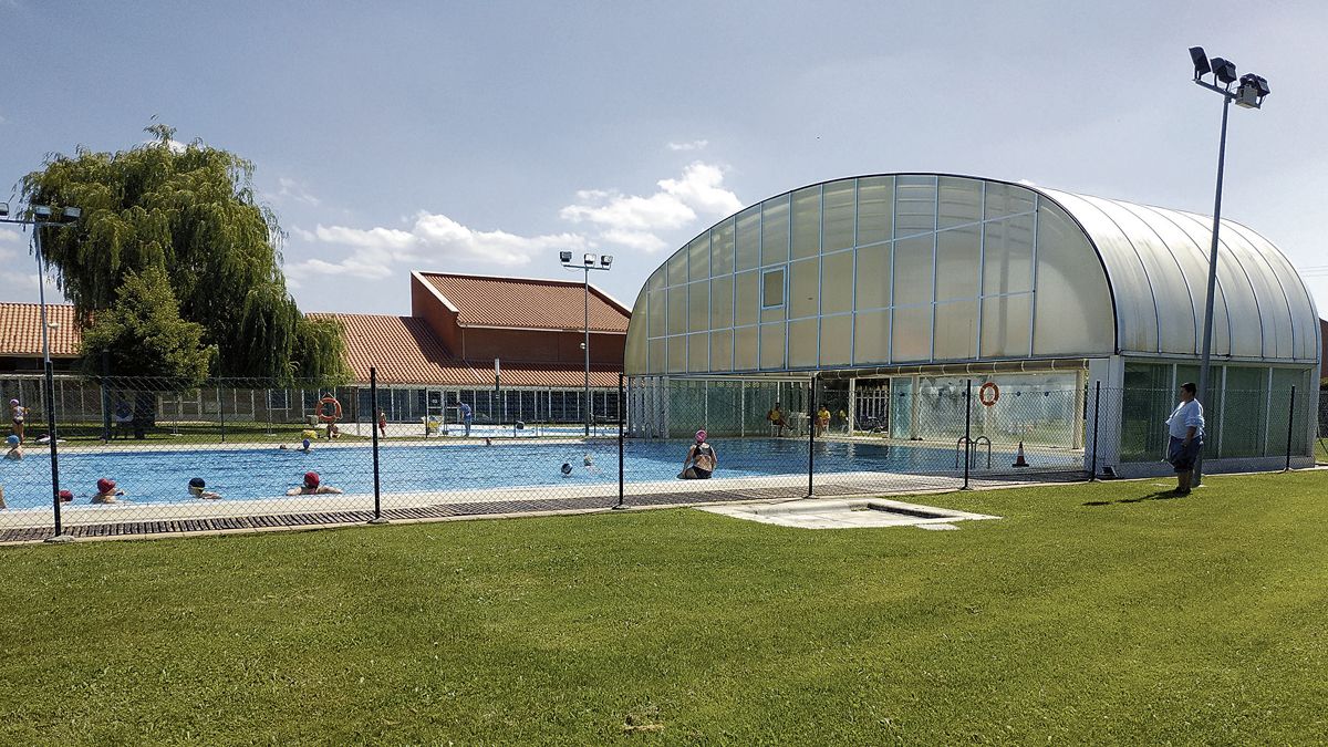 En la fotografía, la piscina ubicada en Trobajo.| L.N.C.