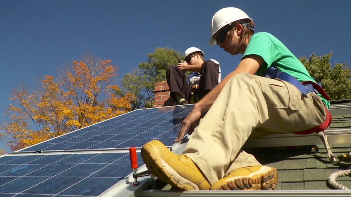 Trabajadores instalando placas solares en tejados, una tarea con mucha demanda actualmente. | B. R.