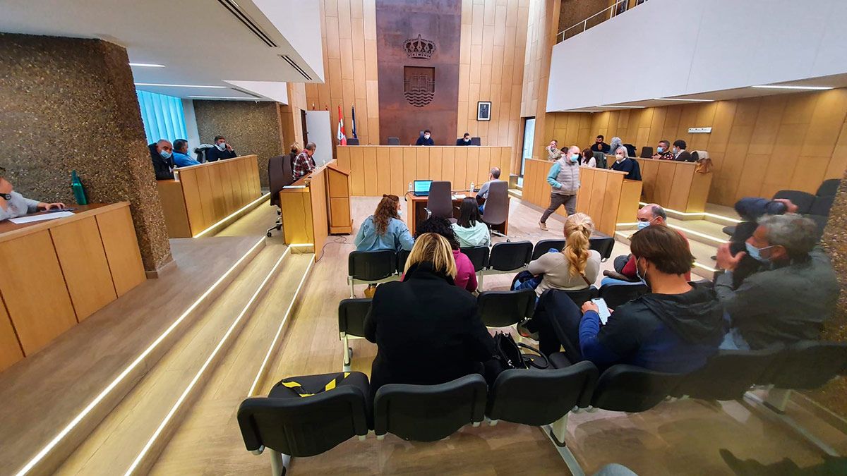 La sesión plenaria del Ayuntamiento de Villaquilambre sirvió para aprobar inicialmente el convenio para asumir la gestión del polideportivo de Navatejera. | L.N.C.