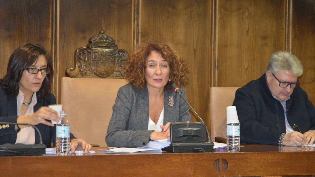 La alcaldesa, Gloria Fernández Merayo, ayer en el pleno en el Ayuntamiento de Ponferrada. | MAR IGLESIAS