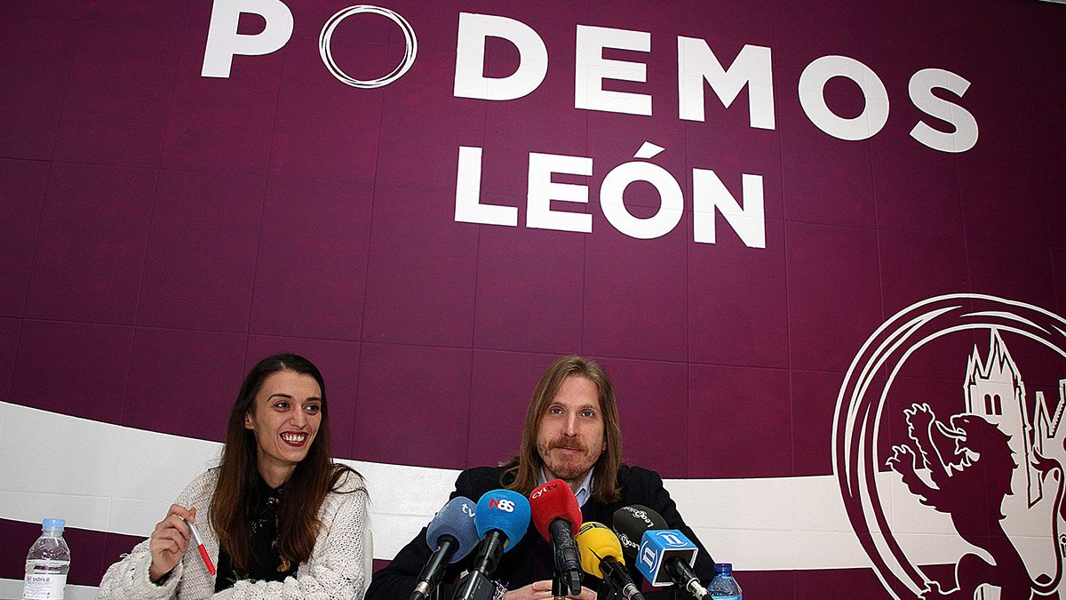 El secretario general de Podemos Castilla y León, Pablo Fernandez, ofrece una rueda de prensa acompañado por la concejala María Hernández. | ICAL
