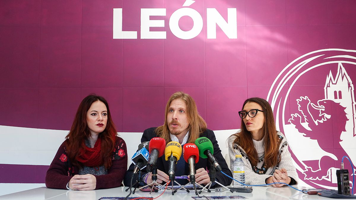 Lorenza González, Pablo Fernández y María Hernández, este lunes en la sede de Podemos. | CARLOS S. CAMPILLO (ICAL)