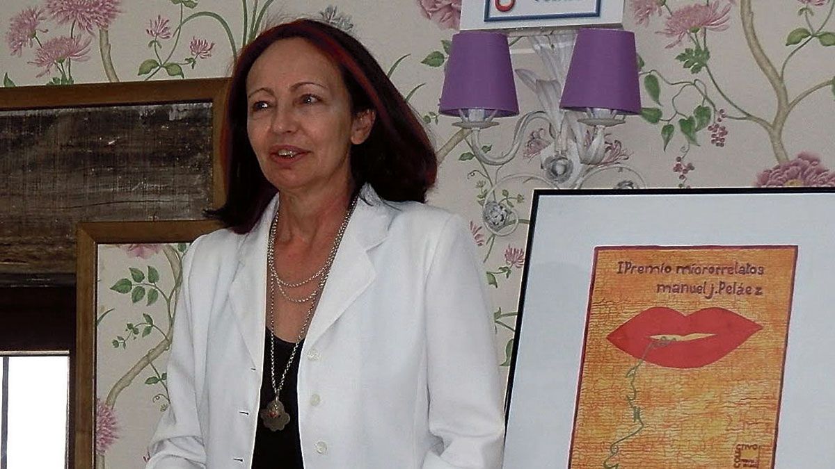 Isabel Urueña recogiendo el premio de microrrelatos en Zafra. | L.N.C.