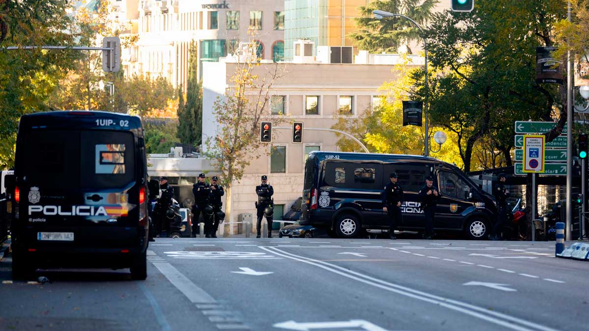 Agentes de Policía en la Embajada de EEUU en Madrid donde re recibió un paquete bomba en diciembre. | EP
