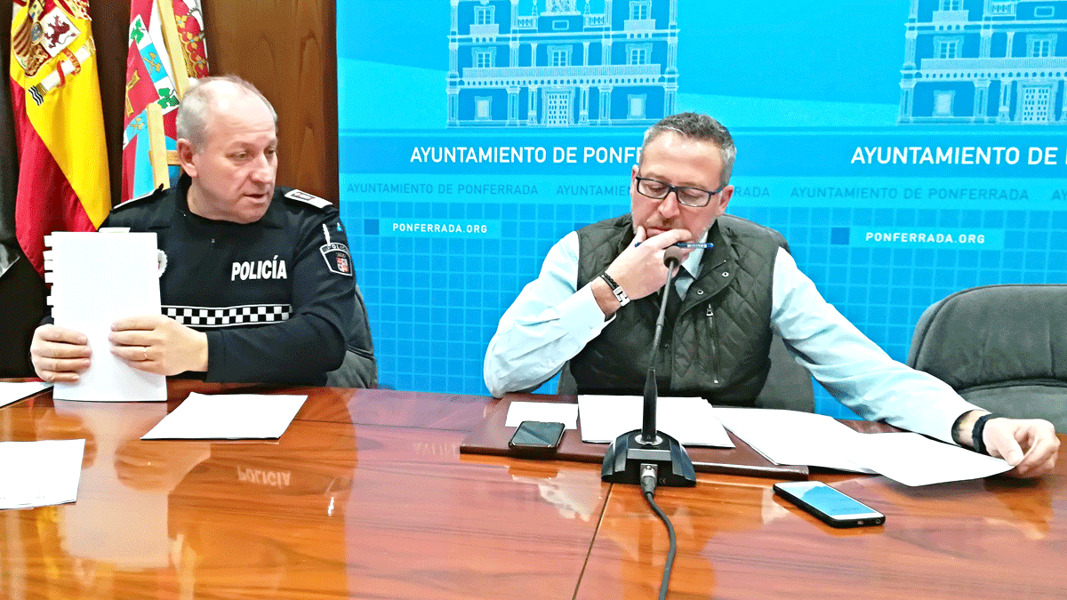El inspector de Policía Aquilino Borraz y el concejal José Antonio Cartón en rueda de prensa. | D.M.