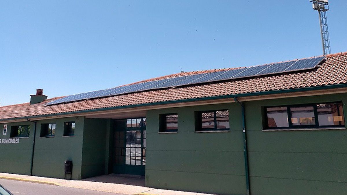 Se han colocado placas solares fotovoltaicas en el Polideportivo Municipal. | L.N.C.