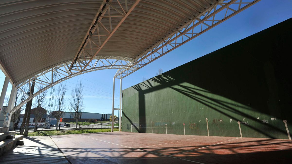 La pista y el frontón cubierto del polideportivo de Navatejera, propiedad de la Junta Vecinal. | DANIEL MARTÍN