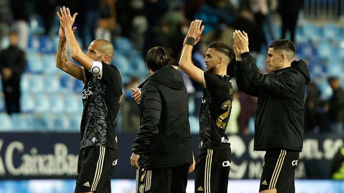 Los jugadores de la Deportiva agradecen el apoyo a su afición en Málaga. | LALIGA