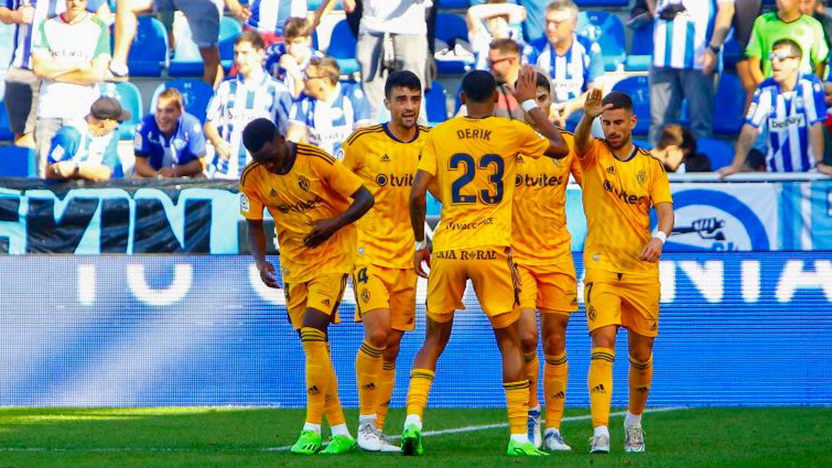 Los jugadores de la Ponferradina celebran el gol que le metieron al Alavés en Mendizorroza. | LALIGA