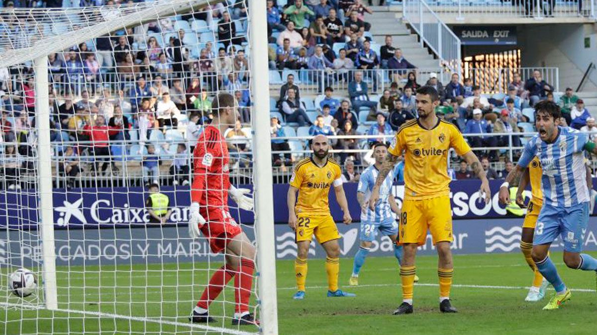Portero y defensores de la Ponferradina se lamentan mientras Escassi celebra el gol del Málaga. | LALIGA