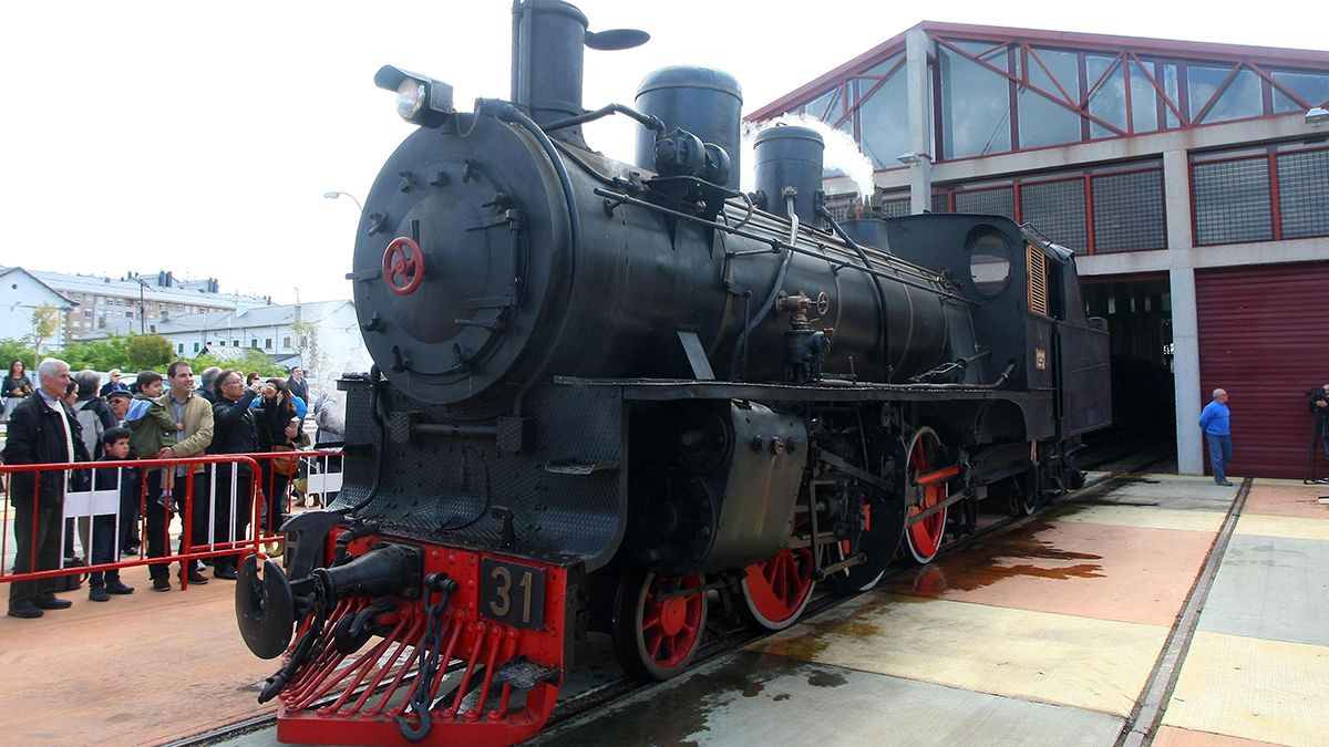 Demostración del encendido de una de las locomotoras del Museo del Ferrocarril de Ponferrada. | Ical