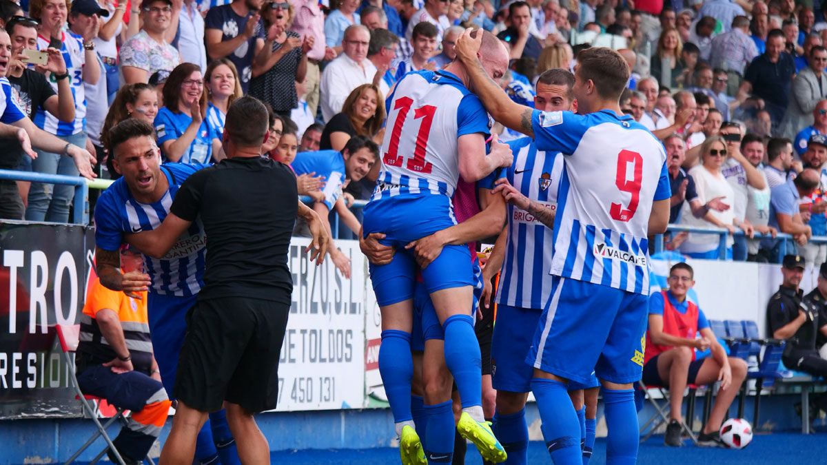 Los jugadores de la Deportiva celebran un gol contra el Cornellà. | FRANCISCO L. POZO