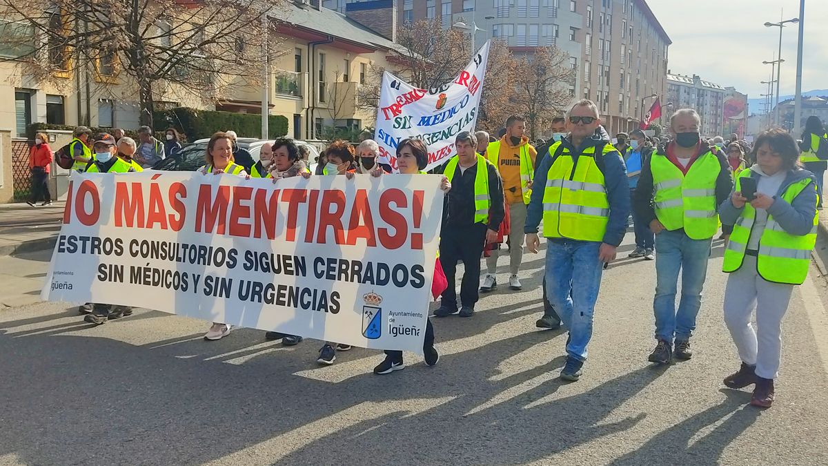 Los manifestantes, en la avenida de Galicia hacia Ponferrada. | D.M.
