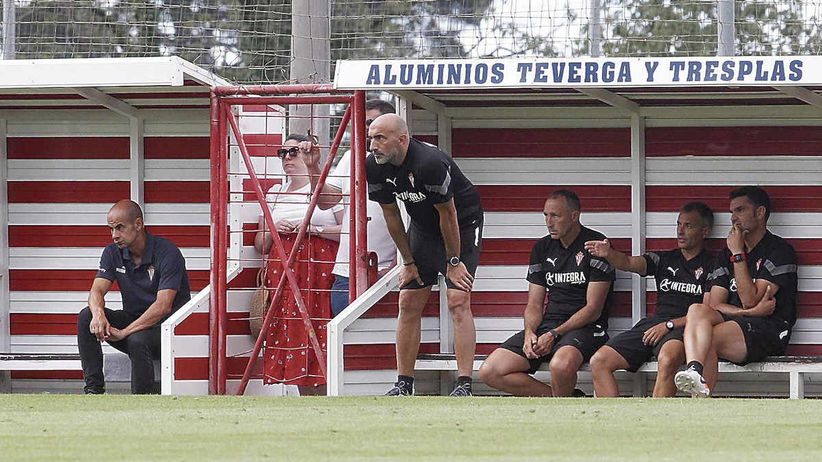 El mediático entrenador Pitu Abelardo sigue con intensidad las evoluciones de su Sporting ante la Ponferradina. | LALIGA