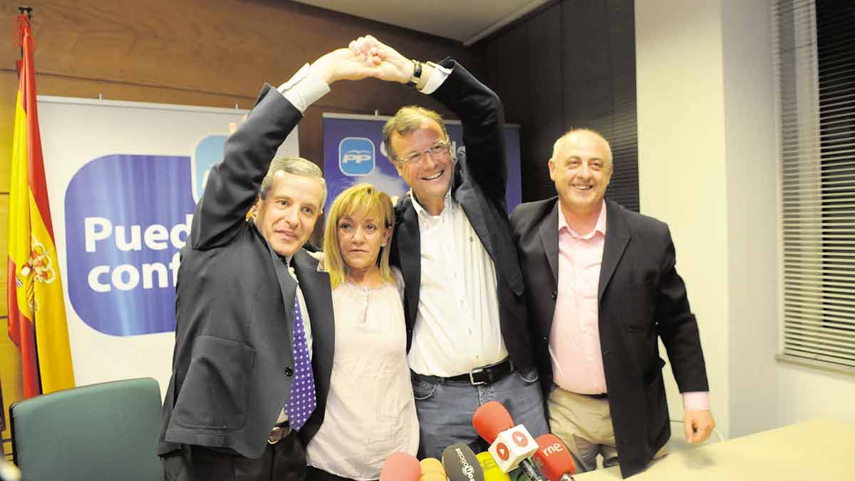 Emilio Gutiérrez, Isabel Carrasco, Antonio Silván y Gregorio Chamorro celebran la victoria en las elecciones de 2011. | MAURICIO PEÑA