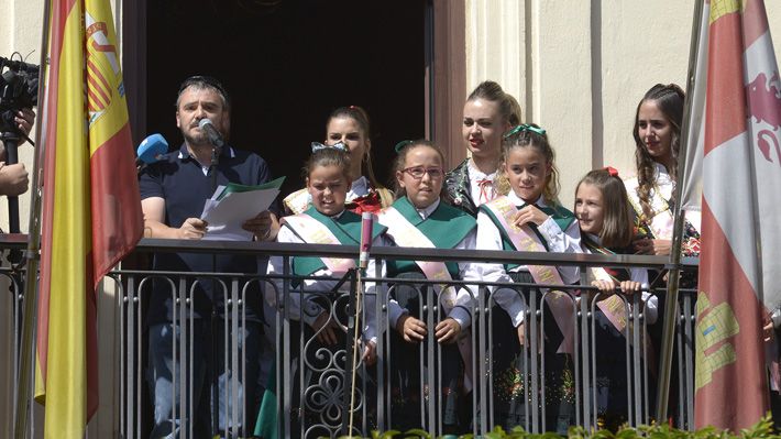 Pregonero, reina y damas ayer, en el balcón del Ayuntamiento de Benavides de Órbigo.  | MAURICIO PEÑA
