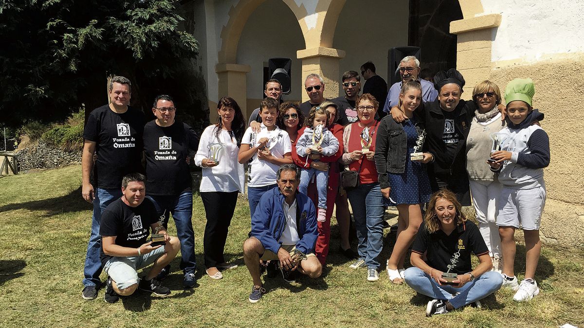 Fotografía con todos los ganadores de los premios del concurso de tapas con patatas del Valle Gordo que se celebró el pasado fin de semana.