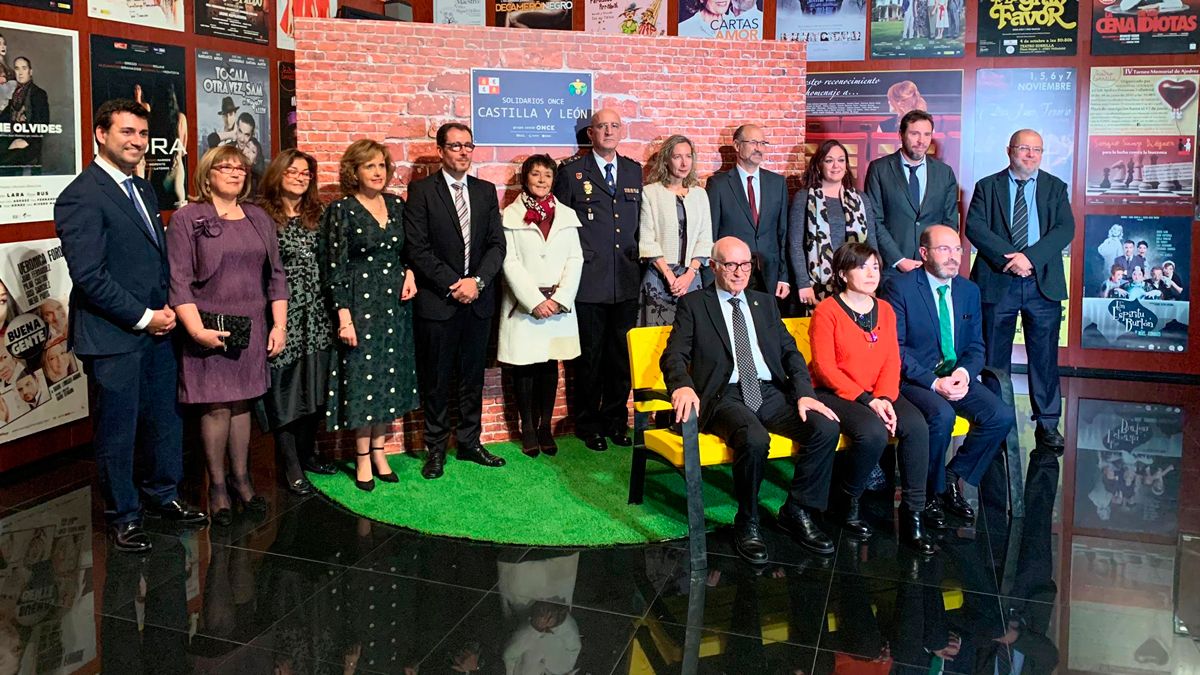 Galardonados con los Solidarios ONCE Castilla y León, autoridades y responsables de la ONCE.