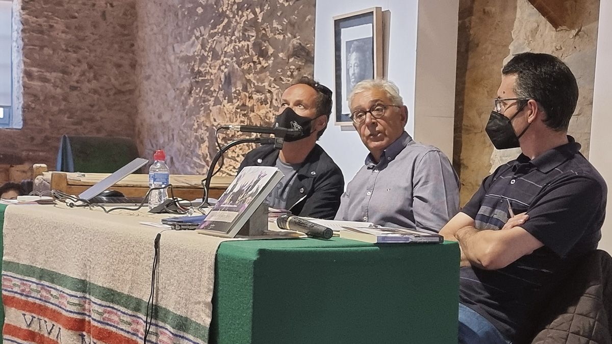 Andrés M. Oria (centro) estuvo acompañado por el editor Héctor Escobar y el crítico Luis Miguel Suárez. | LA COMUNAL