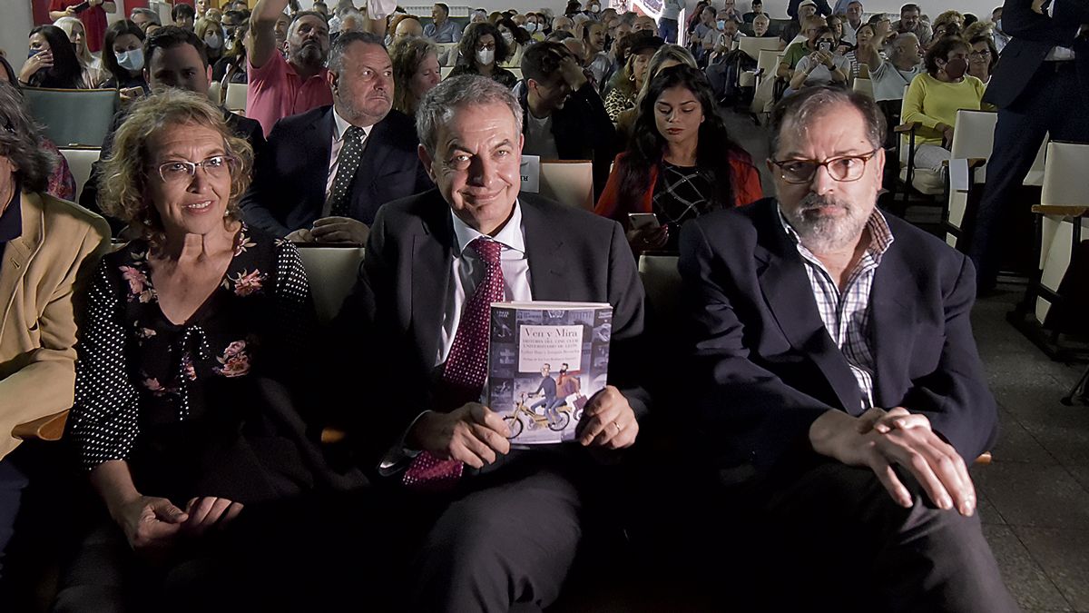 Esther Bajo, José Luis Rodríguez Zapatero y Joaquín Revuelta en la presentación de 'Ven y mira'. | SAÚL ARÉN