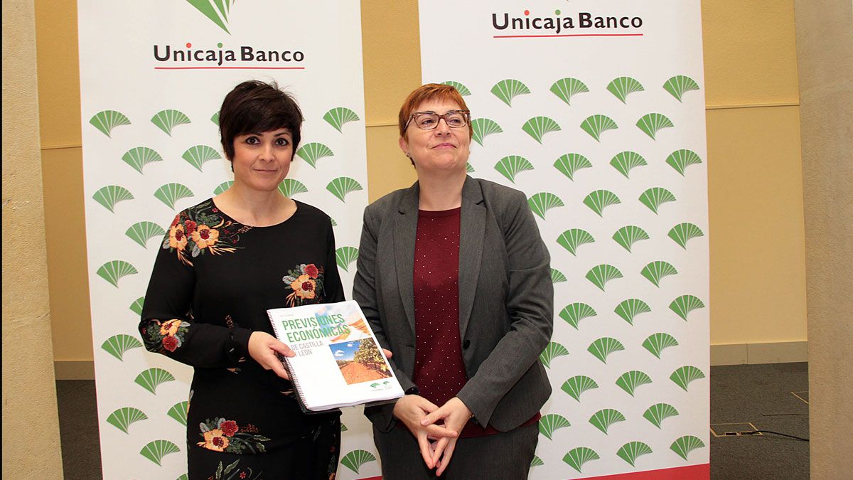 Marga Serna(I), directora territorial de Unicaja Banco y Felisa Becerra, de Analistas Económicos de Andalucía(D). | ICAL