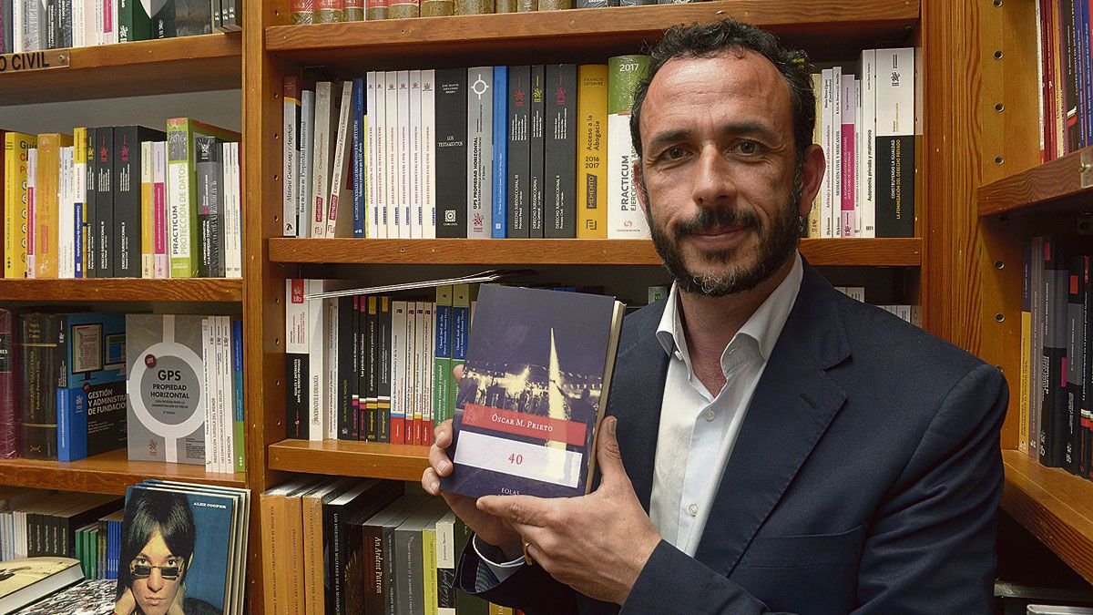 El escritor leonés Óscar M. Prieto con un ejemplar de su nueva novela que este miércoles ya está disponible en las librerías. | MAURICIO PEÑA