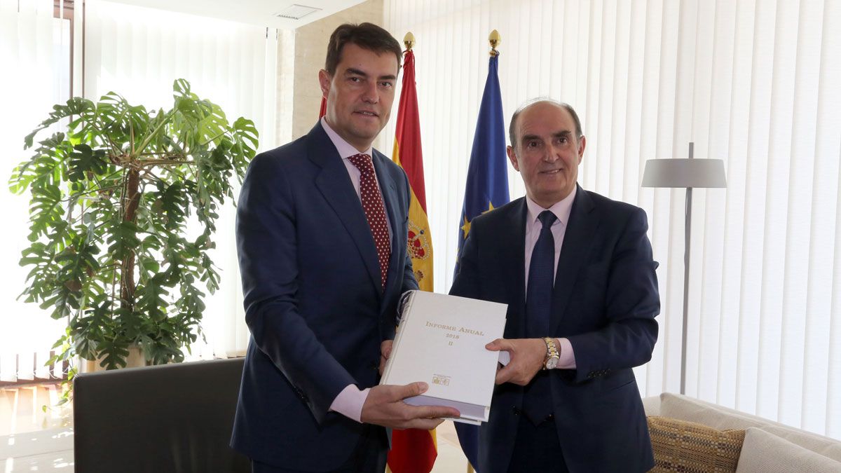 El presidente de las Cortes de Castilla y León, Ángel Ibáñez Hernando (I), recibe el informe del procurador del Común, Tomás Quintana López. | ICAL