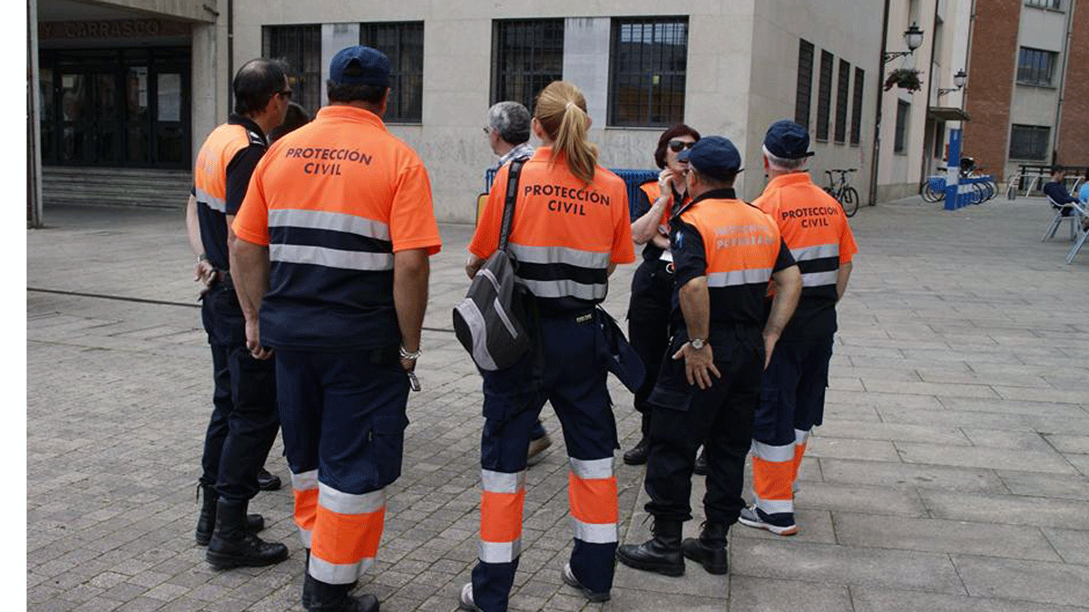 Voluntarios de la Agrupación de protección Civil de Ponferrada en la plaza del Ayuntamiento. | A. V. Protección Civil