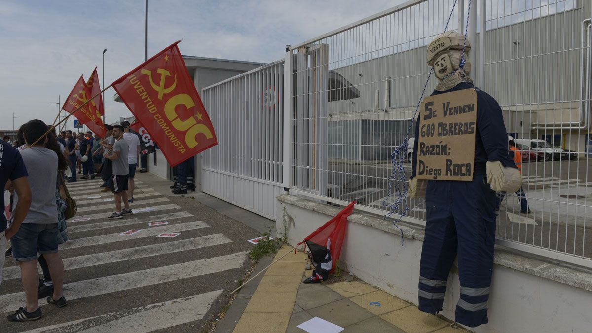 Protesta de Vestas ante la planta de Villadangos del Páramo. | MAURICIO PEÑA