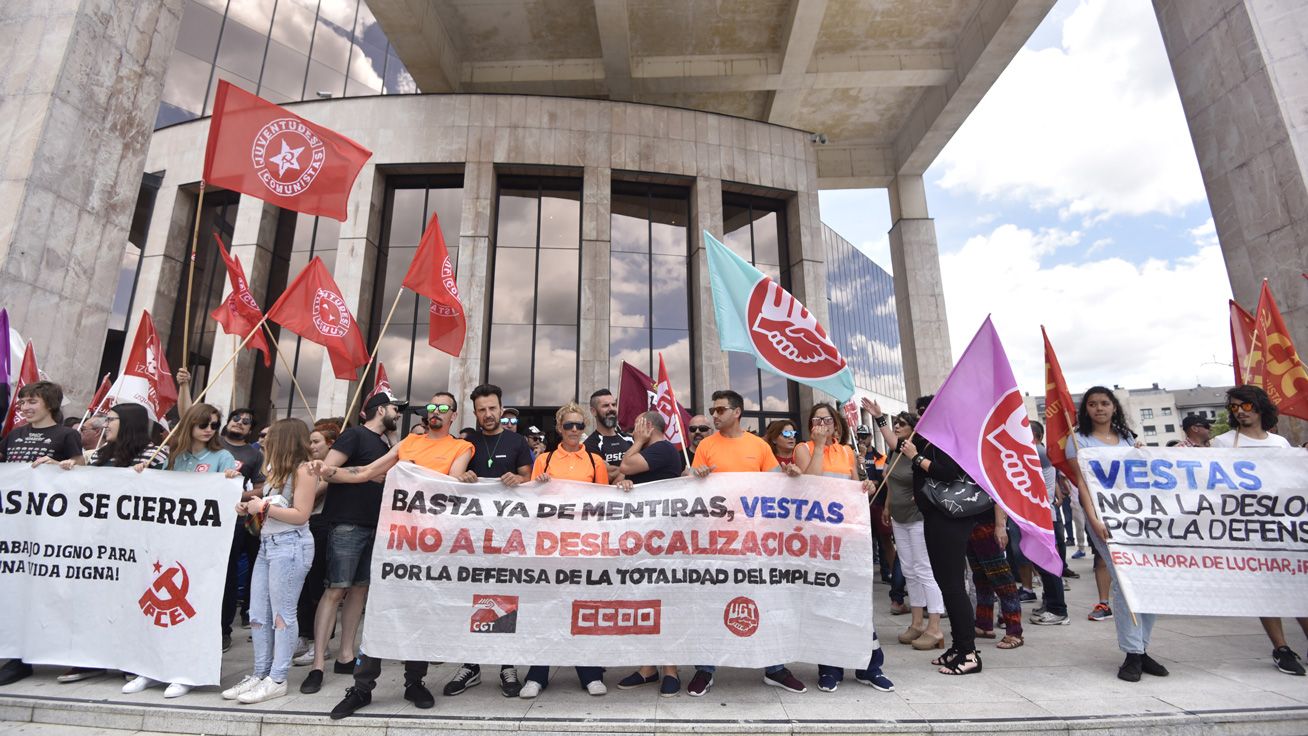 Una protesta de la plantilla de Vestas ante la delegación de la Junta. :: Saúl arén