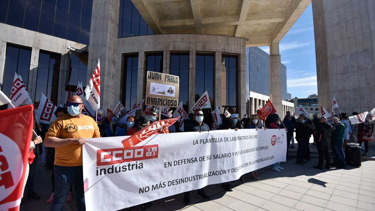 Protesta de los trabajadores a las puertas de la Delegación Territorial de la Junta en León. | SAÚL ARÉN