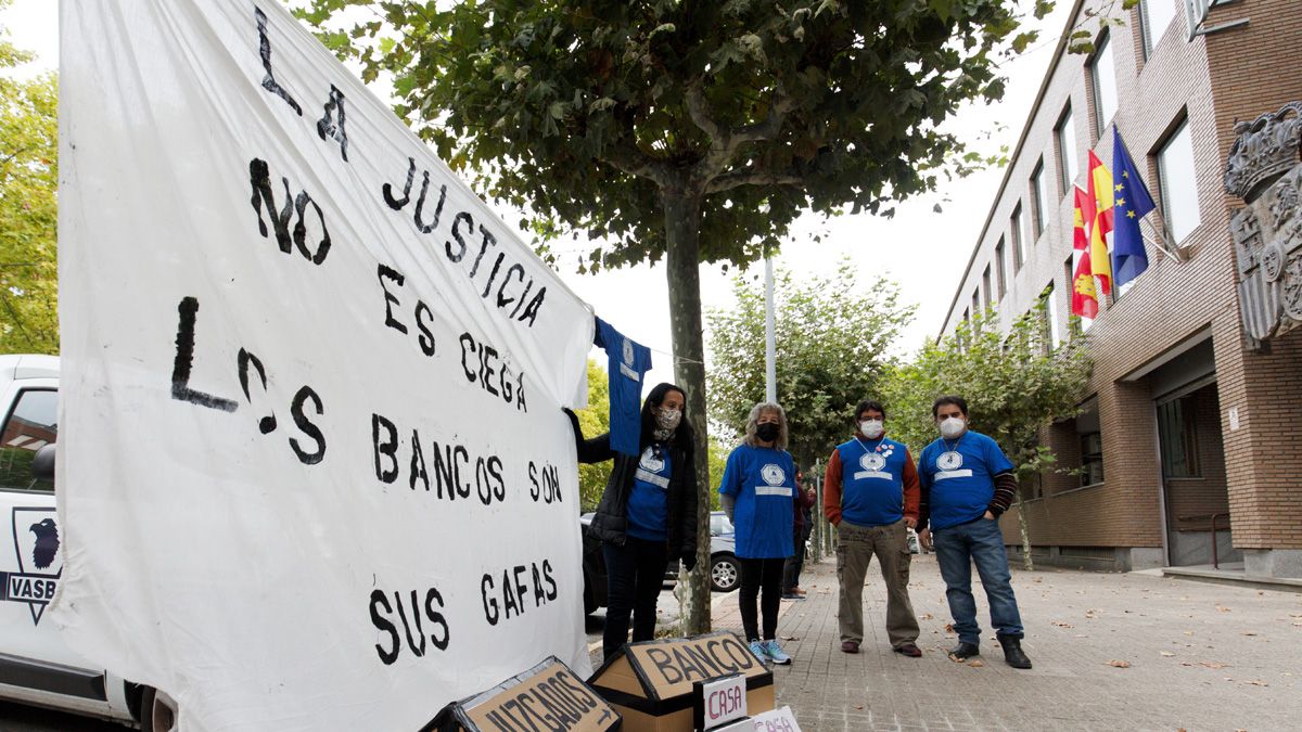 Perotesta este miércoles de la PAH Bierzo ante los juzgados de Ponferrada. | César Sánchez