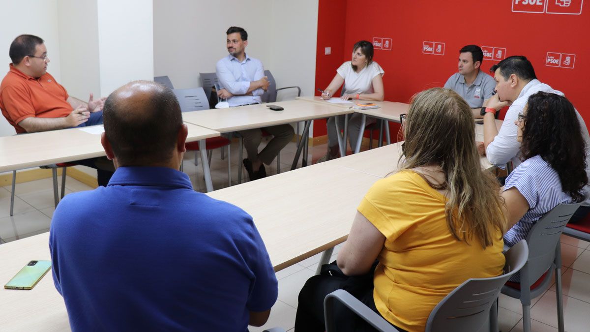 Reunión del PSOE con el Club Xeitu y la Junta Vecinal de Santa Cruz del Sil.