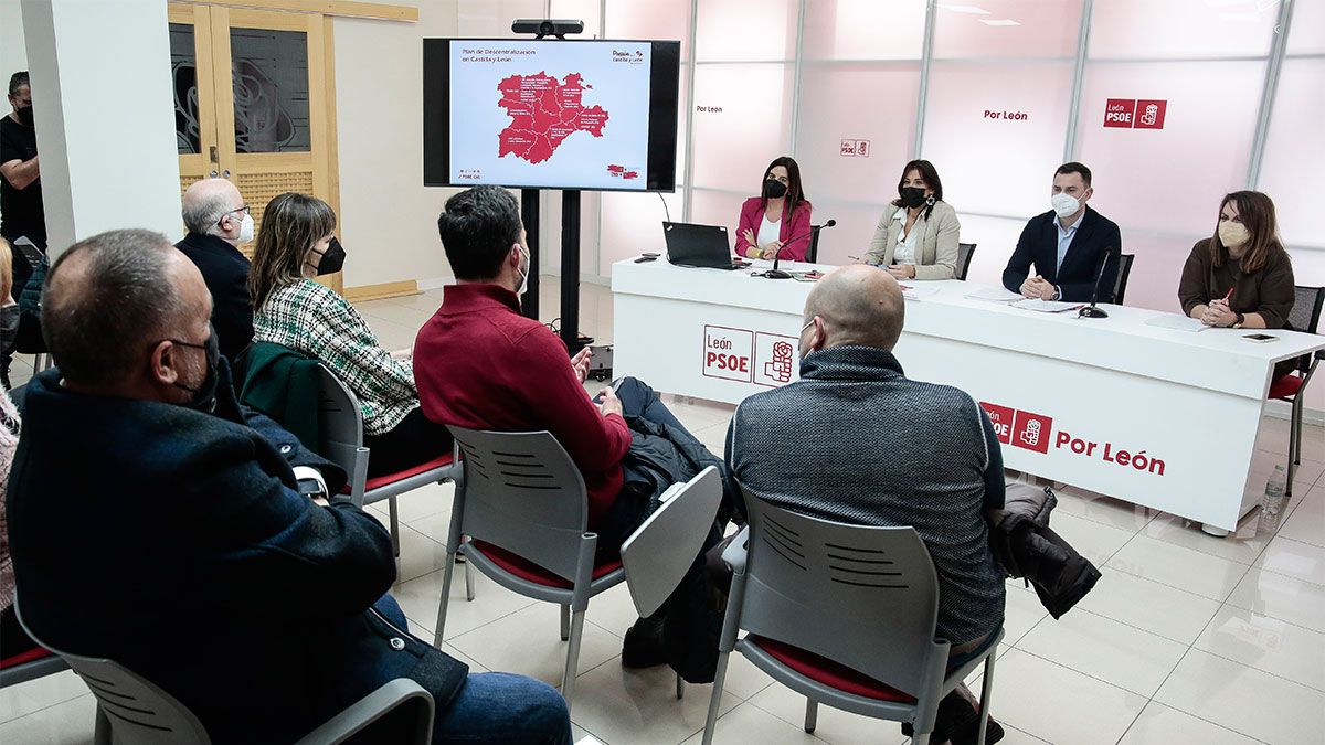 Un momento de la reunión de trabajo del PSOE, ayer en su sede. | ICAL