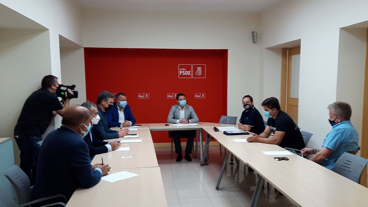 Un momento de la reunión con la Plataforma de Bomberos Profesionales de Castilla y León. | L.N.C.
