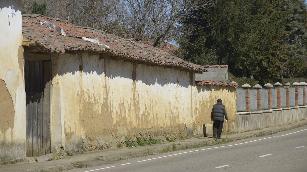 Un hombre pasea por un pueblo de la provincia de León. | MAURICIO PEÑA
