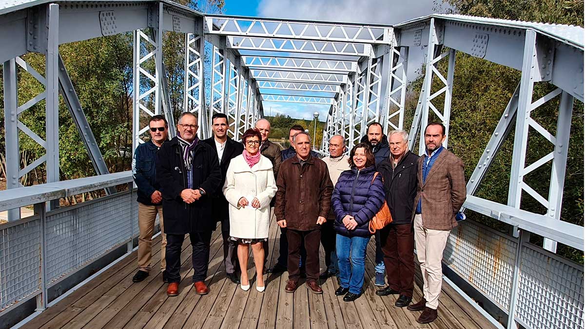 Asistentes al evento, sobre el puente de hierro centenario. | L.N.C.