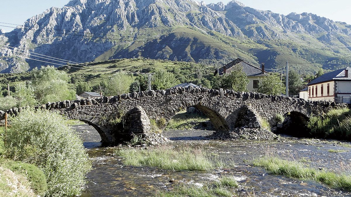 Puente de Lugueros sobre el río Curueño. | LUIS SOLERA SELVI