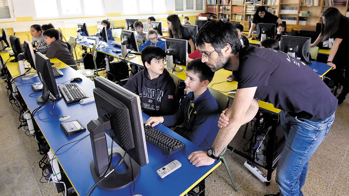 Las clases extraescolares de programación tienen lugar los lunes, martes y miércoles por la tarde en el Colegio Quevedo. | SAÚL ARÉN