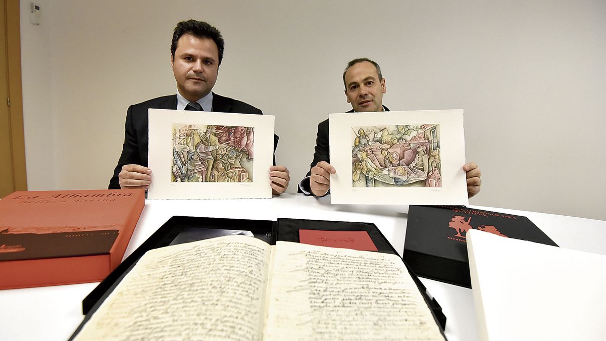 Raúl Ventoso (izquierda) y su colaborador en el noroeste peninsular, Ramón Martínez, con unas láminas del Quijote cubista. | SAÚL ARÉN