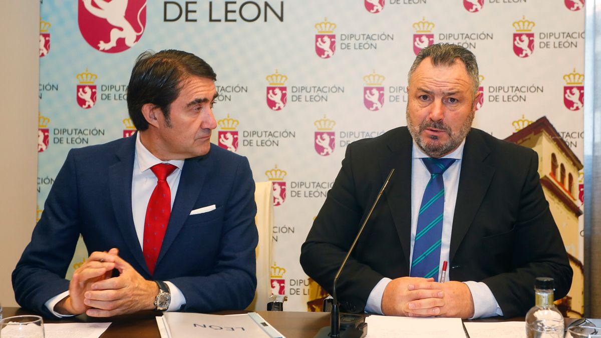 Juan Carlos Suárez-Quiñones y Juan Martínez Majo, este viernes durante la comparecencia posterior a la reunión mantenida en la Diputación. | CARLOS S. CAMPILLO (ICAL)