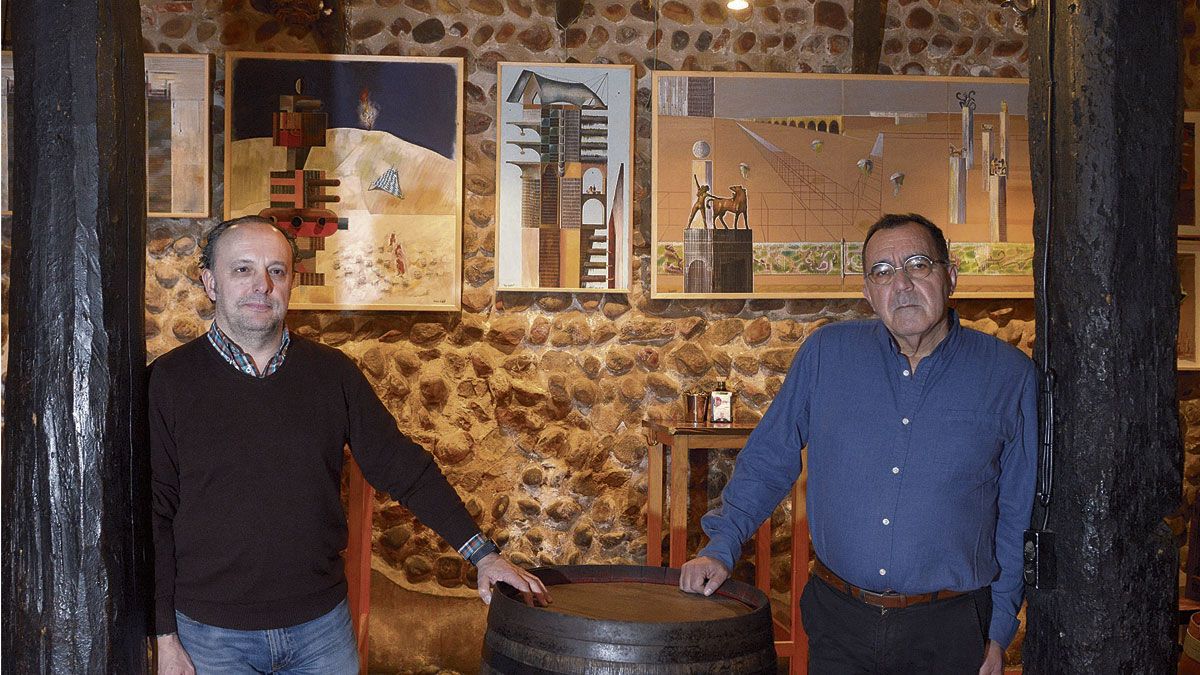 Óscar Díez y Eduardo López, el pasado martes en el restaurante El Racimo de Oro que acoge la muestra. | MAURICIO PEÑA