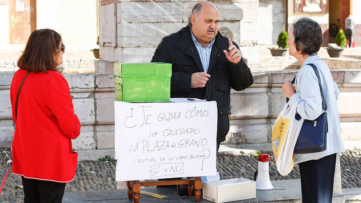 Un grupo de vecinos de la Plaza del Grano de León convoca un referéndum popular para preguntar sobre el resultado final de las obras. | ICAL