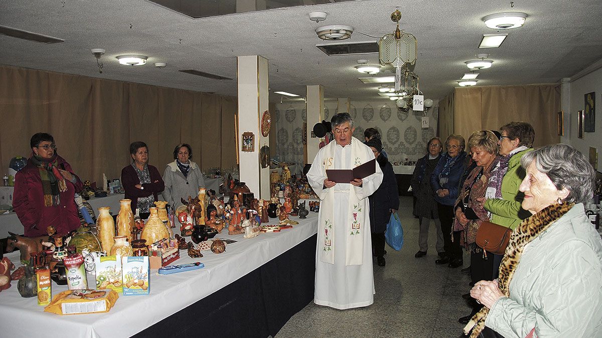 El sacerdote Jerónimo Martínez bendijo el rastrillo en el día de la inauguración, antes de iniciar las ventas. | ABAJO