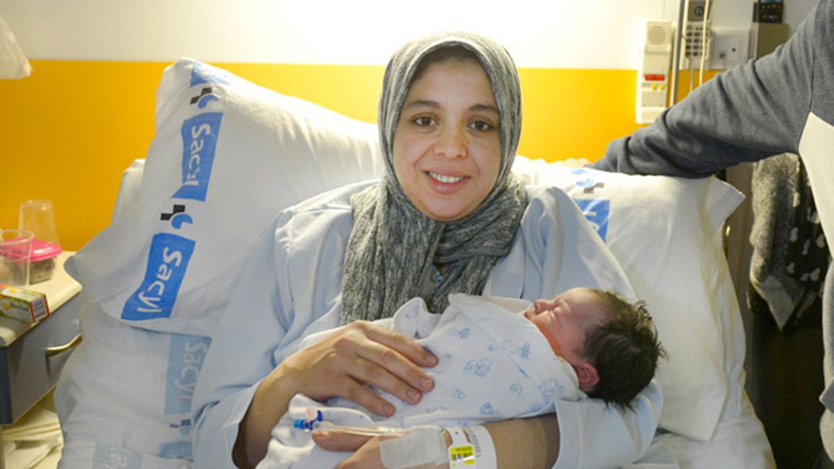 Amina, primer bebé del pasado año en León, en brazos de su madre. | MAURICIO PEÑA