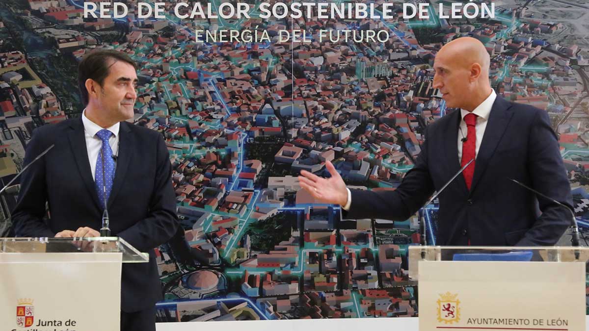 Juan Carlos Suárez-Quiñones y José Antonio Diez presentando la red de calor. | L.N.C.